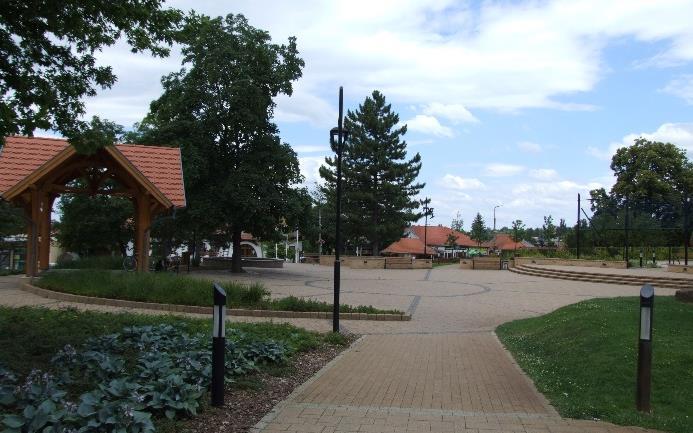 UTCÁK, TEREK Erdőkertes közhasználatú zöldterülettel viszonylag gyengén ellátott. Legjelentősebb közparkja a településközpontban található felújított Szent István park területe.