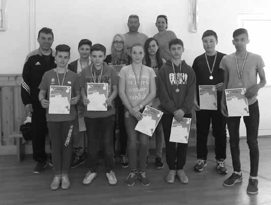 8 HÍRMONDÓ 2017. ÁPRILIS amikor a tanárok csapata állt fel a 8. osztályosokkal szemben. A teremben óriási hangzavar uralkodott, a szurkolók hangosan biztatták a csapatokat.