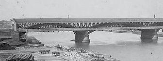 Az első fedett hídszerkezet azonban Philadelphiában épült 1805-ben (15. ábra). A Market Street hidat a Schuylkill folyón, ugyancsak Thimothy Palmer tervezte eredetileg nyitott pályával.