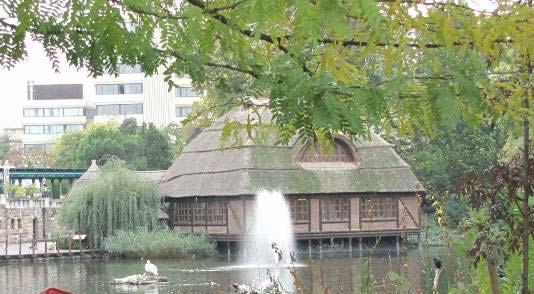 cölöpházat építettek a Nagy tó vizére.