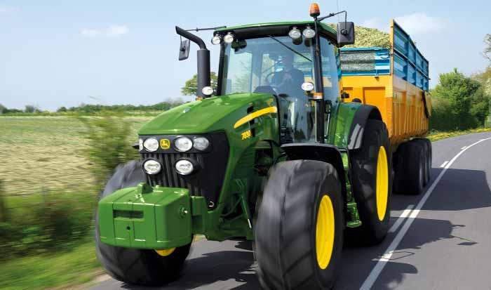 Az új 7030-as traktorok teljesítmény/tömeg aránya széles tartományban állítható. Így ezek a traktork egyformán csúcsteljesítményre képesek mind a szántóföldön mind a szállításban.