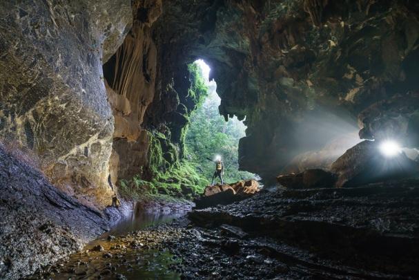 B-04 DZSUNGEL ÖSVÉNYEKEN ÉS BARLANGOK MÉLYÉN NEM VÉNNEK VALÓ VIDÉK: Ez a programunk egy igazi kalandtúra Vietnam egyik legszebb hegyvidékén, trópusi dzsungeleiben és három gyönyörű barlangjában.