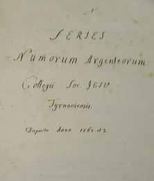 Trnavskej univerzity (v preklade): Mince oslavujúce cisárov, ktoré ako prvý v kolégiu trnavskej akadémie nainštaloval a ozdobil v roku 1753 najdôstojnejší otec Leopold Fischer, jezuita.