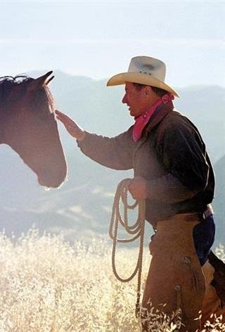 Monty Roberts (1935-): Az Igazi Suttogó című könyv (The Man Who Listens to Horses) Kulcsszava az erőszakmentesség.