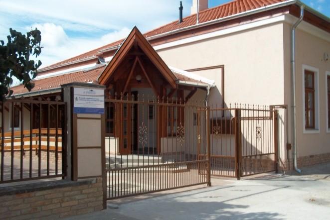 KISTÉRSÉGI GONDOZÁSI KÖZPONT Székhely: 2170 Aszód, Petőfi u. 13. Intézményvezető: Varga Jánsné Telefn:06-28/400-103 email:kzpnt@szcgnd.aszd.hu Területi irdák: 2170 Aszód, Falujárók u. 5.
