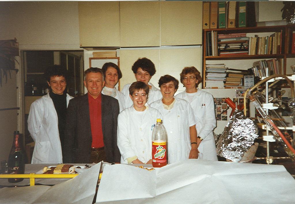 1. ábra Az OÉTI Élelmiszerkémiai-Analitikai Főosztály Vitamin és Fehérjevizsgálati Osztály munkatársai 1994-ben (balról jobbra Dr. Lugasi Andrea, Dr.