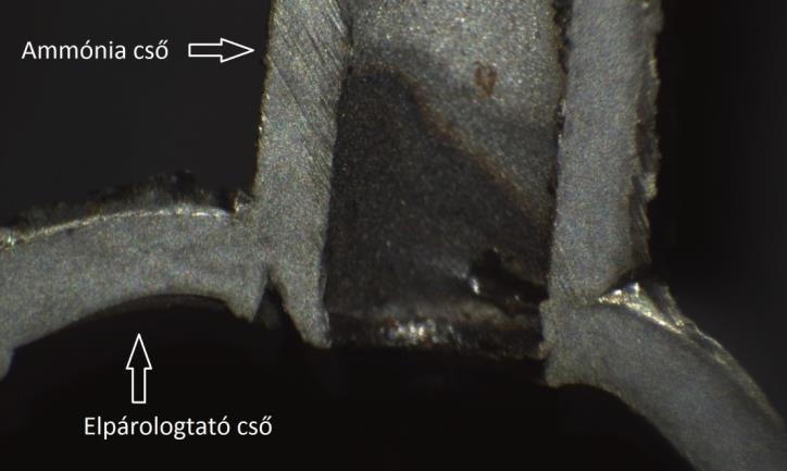 - 47-33. ábra: Merőleges kötés csiszolatának makroszkópi felvétele Továbbá az ammónia cső nekinyomódik az elpárologtató csőnek, amikor a felső elektródok összezárnak.