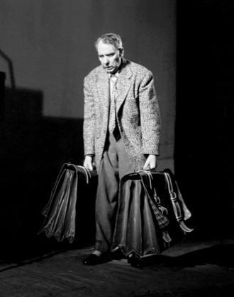 PLAKÁTON A CÍMSZEREPLŐ 23 Timár József Az ügynök halálában Az 1949-es plakát és könyvborító háttal ábrázolja a Willy Lomant, az ügynököt, akinek kezében ott vannak a darab (idősebb nézők által talán