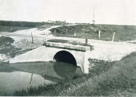 13-126. kép. Sámson-apátfalvi csatorna hídja az 1940. évi jeges védekezés előtt és után.