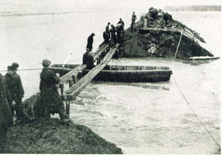 Töltéscsonk védelme és a gátszakadás bezárása a Sámson-apátfalvi-csatorna szakadásánál 1940-ben.