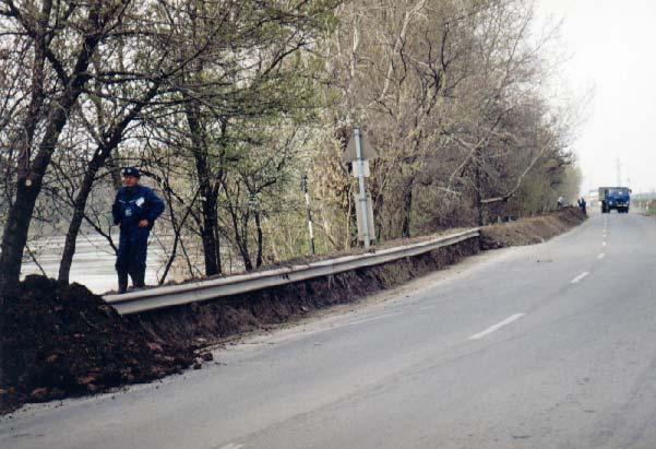 13-18. kép. A földből készült nyúlgát ráépült az útra és a védőkorlátra a Martfű feletti magasparton. A fényképhez tartozó metszet a 13-13.