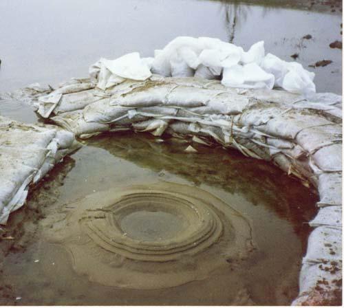 18-98. kép. Az 1998. évi dombrádi buzgár körülzárása és a kimosott anyag kúpja a vízszint csökkenése után.