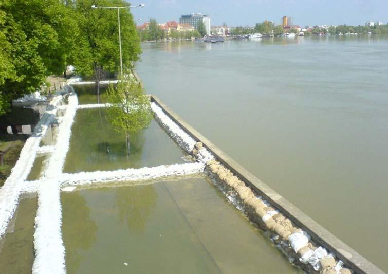 A nyomvonal kijelölésekor mindenképpen tájékozódni kell a közművek elhelyezkedésével kapcsolatban. 13-105. kép. Szegeden a 2006. évi árvíznél ellennyomó medencék kialakítása a partfal mögött.