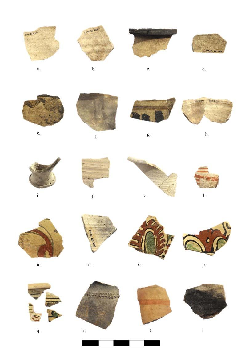 15 1. ábra: Kecskemét-Nagykőrösi utca 7 9. lelőhely 15 18. századi fehér kerámiái. 1. petrográfiai csoport: (a) 2015.28.625.; (b) 2015.28.626.; (c) 2015.28.350.; (d) 2015.28.447.; (e) 2015.28.206.