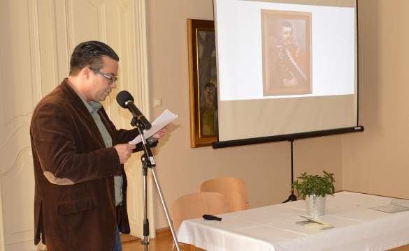 A történész, muzeológus (Rómer Flóris Művészeti és Történeti Múzeum) előadásában a levéltári napok hagyományait követve bemutatta az egyes levéltárak elmúlt évben kiadott forráskiadványait, történeti