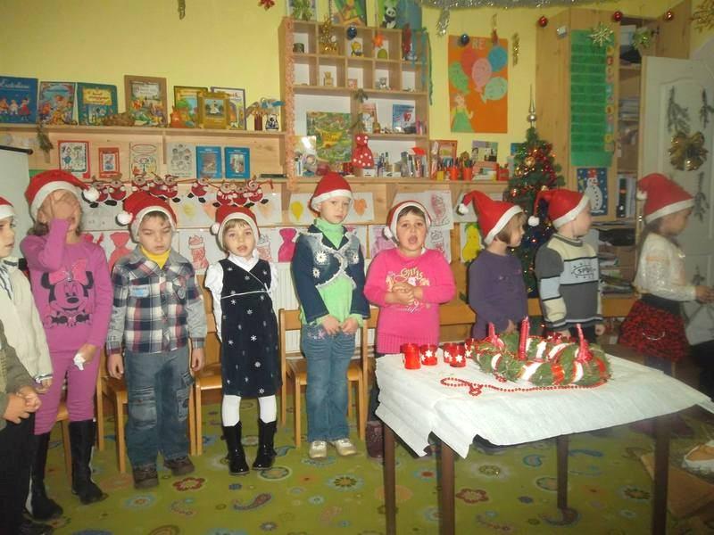 Karácsonyi ünnepség a csatári óvodában és iskolában A karácsonyi szünetet megelőző hétvégén együtt várták az örömfény eljövetelét szülők és gyermekeik a hegyközcsatári kultúrotthonban Karácsony a