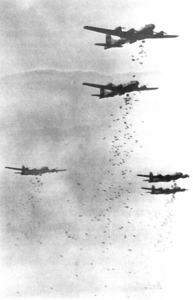 összehasonlításként: március 9-10-én éjjel 334 B-29-es két órán át dobott gyújtóbombákat
