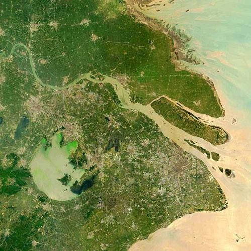 VÍZKÉSZLETEK A Jangce óriási hordaléktömege, amely sárgásbarnára festi a Sárga-tenger és a Kelet-kínai-tenger egy részének