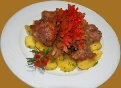 Zigeuenerbraten mit Petersilienkartoffeln: Sous-vide-Schweinenacken reichlich mit Knoblauch gewürzt, gekrönt mit gebratenem Speck und mit Petersilienkartoffeln serviert.