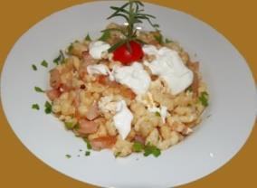 ÉTELEK IFJÚ VENDÉGEINKNEK/ FOOD FOR THE YOUNG/ GERICHTE FÜR UNSERE JUNGE GASTE Kiskakas gyémánt fél krajcárja hasábburgonyával Csirkemell filét bundában megsütjük, hasábburgonyával tálaljuk.