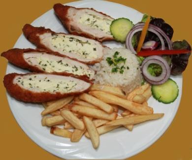 A HÁZ SPECIALITÁSAI SPECIAL OFFERINGS/ UNSERE SPEZIALITATEN Fogadós kedvence A Sous Vide-ált sertés tarját serpenyőben megkérgezzük, tartalmas fűszeres lecsóval és héjas steak burgonyával tálaljuk.