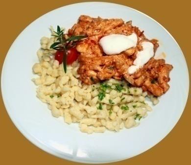 SZÁRNYASOK HÚSÁBÓL KÉSZÜLT ÉTELEK POLTRY DISHES/ GEFLÜGELGERICHTE Cordon bleu csirkemellből hasábburgonyával Csirkemell filét sonkával és sajttal megtöltjük, roládba formázva bundázzuk, forró olajban