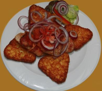 Geheimnis von Ludas Matyi: Schweinekotelett gefüllt mit gewürzter Gänseleber ragou, paniert und gebraten, garniert mit Reis und Pommes Frites.