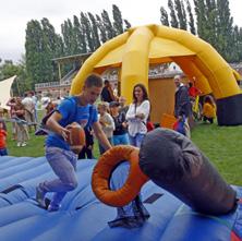 FELELÔSSÉGVÁLLALÁS FELELÔSSÉG A TÁRSADALOMÉRT Az átfogó megelôzô intézkedések keretében 2009 Az ELMÛ ÉMÁSZ Társaságcsoport az egyik leg- ôszén munkavédelmi kampányt indítottunk, amelynek nagyobb
