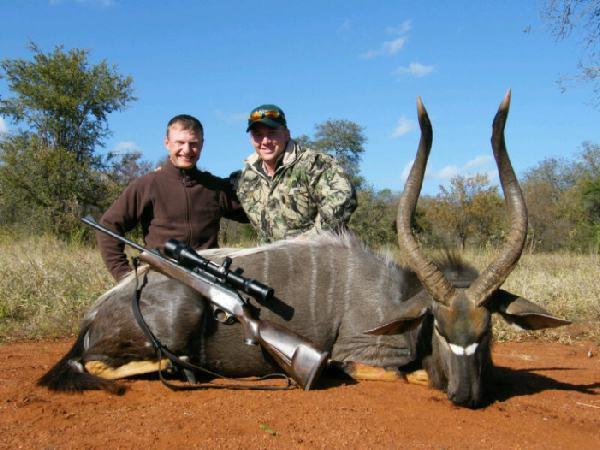 A nagyszámú antilop mellett izgalmas bivaly- és orrszarvú vadászat is szerepel kínálatunkban.