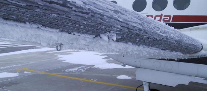 6. ábra Jéglerakódás repülőgép szárnyán leszállás után [9] A túlhűlt állapotú folyadékra az jellemző, hogy hőmérséklete az adott fizikai körülményekhez tartozó fagyáspontjához viszonyítva alacsonyabb