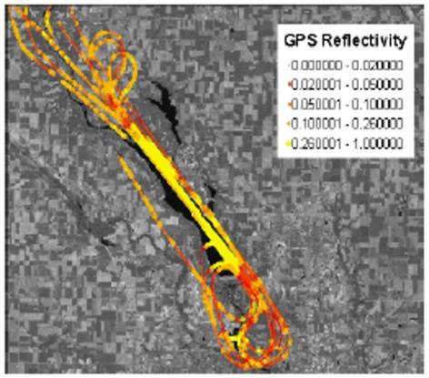 Arról van szó, hogy a visszavert jel erősségét meghatározza a felszín anyagának fizikai állapota, jelen esetben a víztartalom is (nedvesség hatására megváltozik a talaj dielektromos állandója): a GPS