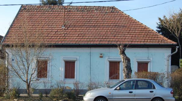 oldalhatáron tűzfalasan beforduló utcai