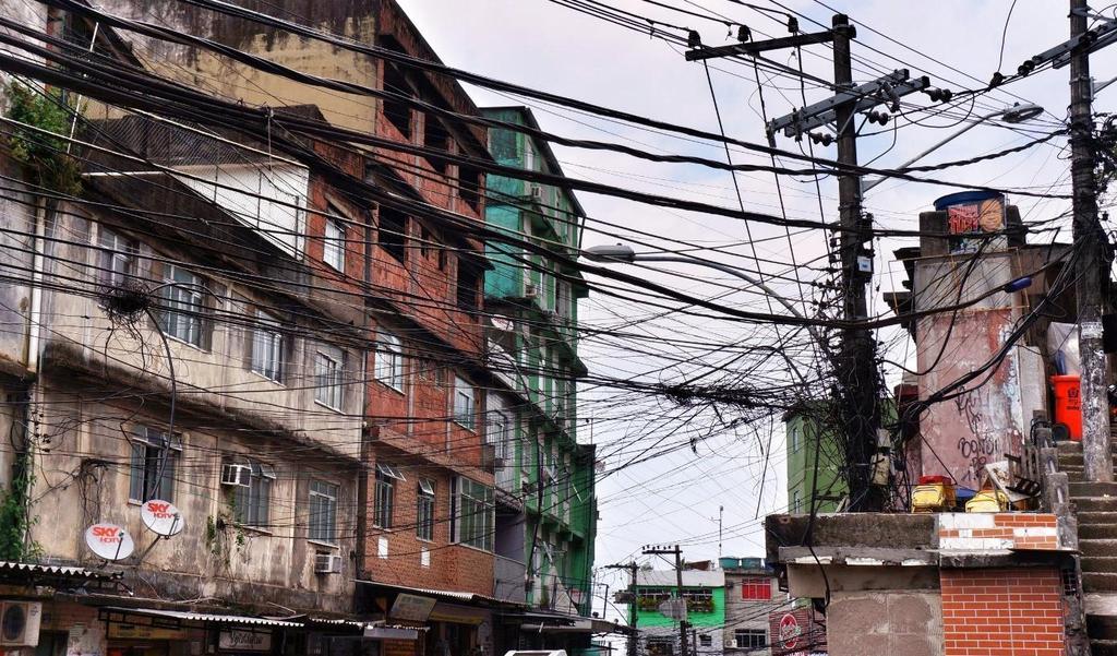 ÉLET A SLUMOKBAN - PÉLDÁK A bangkoki slumokban a legtöbb embernek van színes televíziója, háztartásonként átlagosan 1,6 darab,