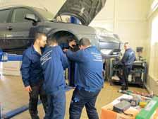 helyezettnek és a felkészítő tanároknak az Inter Cars nevében Lakos Imre adott át ajándékokat, Spindler Tibor pedig, mint az Autótechnika Országos Tanulmányi Verseny társelnöke, Emléklappal