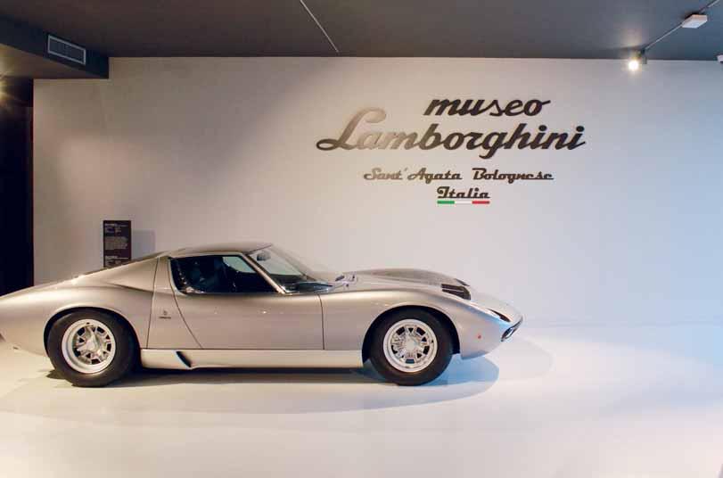 PAGINA Múzeumok Modenában és környékén 5. rész SZARKA JÁNOS A LAMBORGHINI MÚZEUM MUSEO LAMBORGHINI A Ferruccio Lamborghini munkásságát bemutató múzeum után elindultunk vissza Modenába.