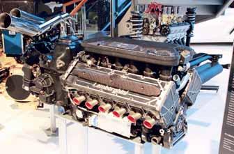 AUTÓMÚZEUM ➑ Chrysler-Lamborghini L3512 F1 motor ➒ Miura-tanulmány a Chrysler-csoport átvette az irányítást, és a projektet jegelték egészen 1995-ig. Ezt a prototípust már Giugiaro készítette.