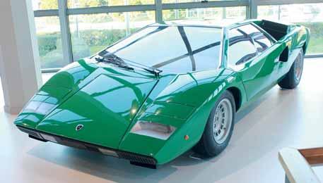 AUTÓMÚZEUM ⓫ Countach LP 400 Nr.001 a Lamborghini Engineeringet, és ők fejlesztették és építették a motort.