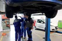 A javítási feladatok közben Lakos Imre, az Inter Cars Q-Service projektmenedzsere az IC-technika programmal segítette a diákokat a szerelési feladatnál alkalmazandó meghúzási nyomatékok