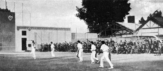 Az 1900-as olimpia egyik játékosa, illetve a sportág bemutató játéka az 1924-es párizsi olimpián Az olimpiák kezdeti éveiben számos olyan sportág került be a programba, mely a rendező országnak