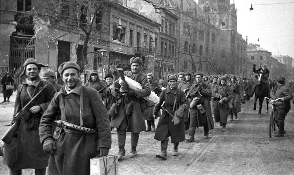 Sovietski vojaci na Üllői ulici v Budapešti, február 1945 1. Okupační vojaci aj vyrabovali krajinu považovanú za nepriateľskú. 2.