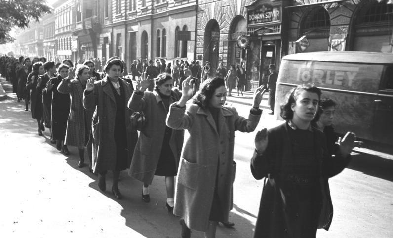 d) Pochod Židov na Wesselényiho ulici v Budapešti, október 1944 1.
