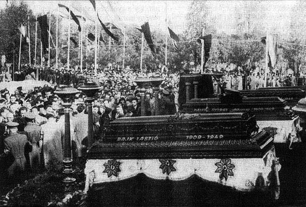 (Chruščov a sovietsky premiér Buľganin nad mŕtvolou Maďarska.
