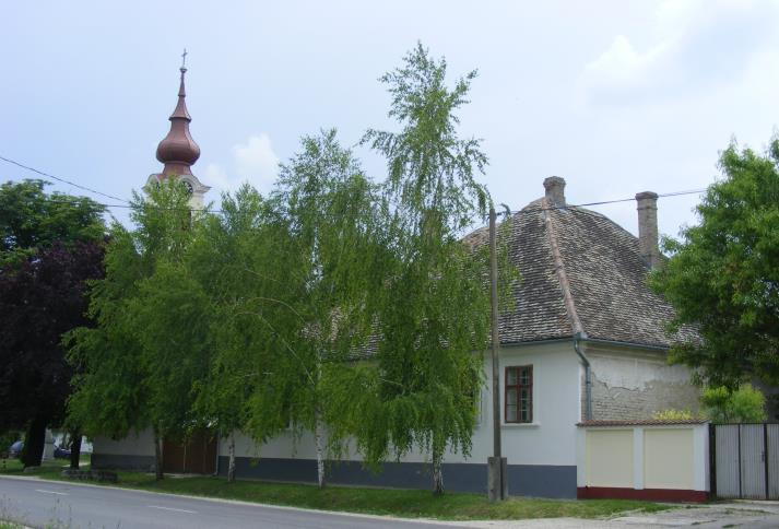 Várdomb táj és természeti értékei elsősorban a belterülettől nyugati irányban található szőlőhegyi részen található.