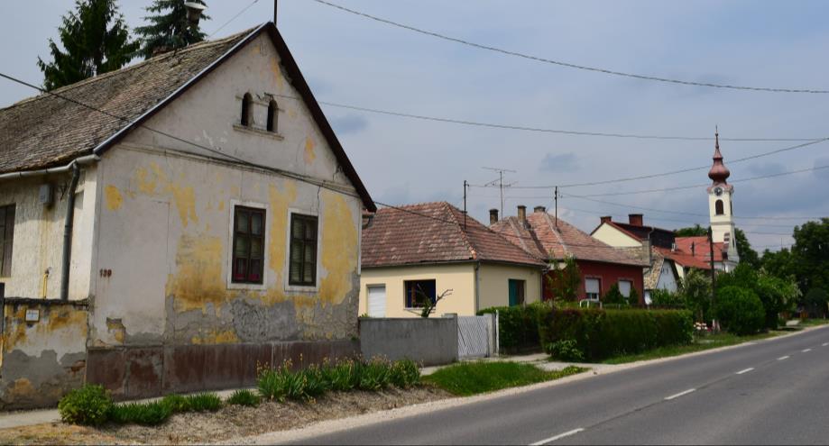 Általános településképi jellemzők Várdomb településképét a Kossuth utca, mint fő tengely, annak két oldali beépítése, a domboldalakra felfutó spontán kialakult utcák, közök, valamint a templom és