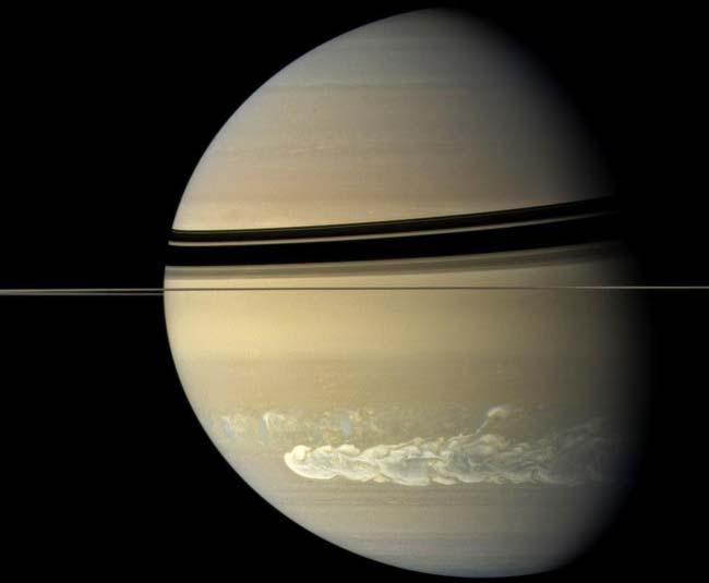 8. ábra. Vízkilövellések az Enceladuson (forrás: NASA/ESA/SSI/ Cassini Imaging Team). lehet, ezért a kutatásokat kiterjesztették az élet esetleges nyomainak kimutatására is. 4.