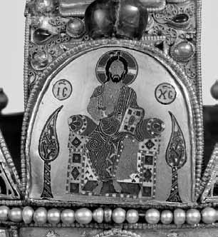 A Szent Korona szerkezete azért hasonló a szibériai sámánkoronák szerkezetéhez, mert valamikor a sámáni és uralkodói feladatokat egyetlen személy, a szakrális uralkodó látta el.