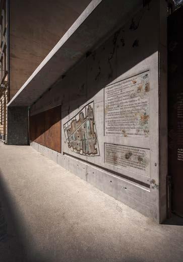 A betonfelületből finom ornamentika emelkedik ki, térkép formájában mutatja az egykori Gettó területét,