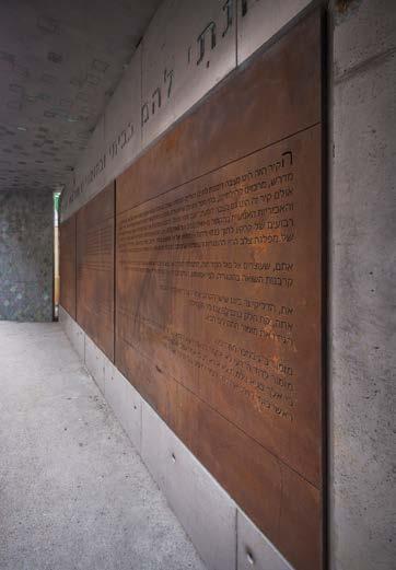 A corten acélba vágott szövegek felidézik a városrész és a Holokauszt történetének főbb eseményeit és