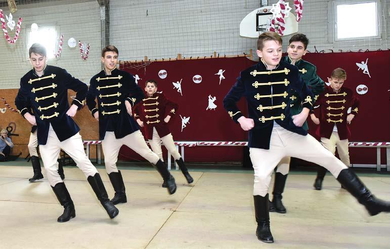 Farsang [Táncos lábú akadémisták Palotást táncoltak a felcsúti Endresz György Általános Iskola 8. a osztályos tanulói szombaton, a sportcsarnokban.