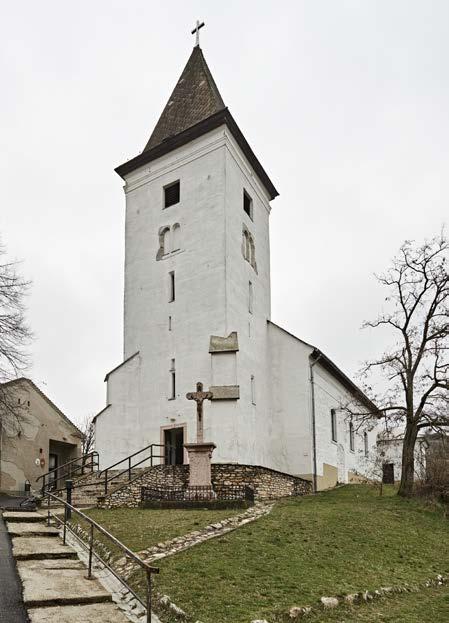 Az 1332-ben elpusztult vár romjaira 1735-ben Eszterházy Imre prímás épített barokk templomot, mely gótikus jegyeket őriz, s Szántó Piroska képei láthatóak benne.